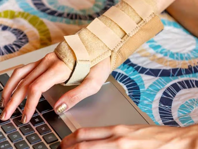 ¿Podría una abrazadera para la palma cambiar la forma en que las personas manejan el dolor del nervio de la muñeca?